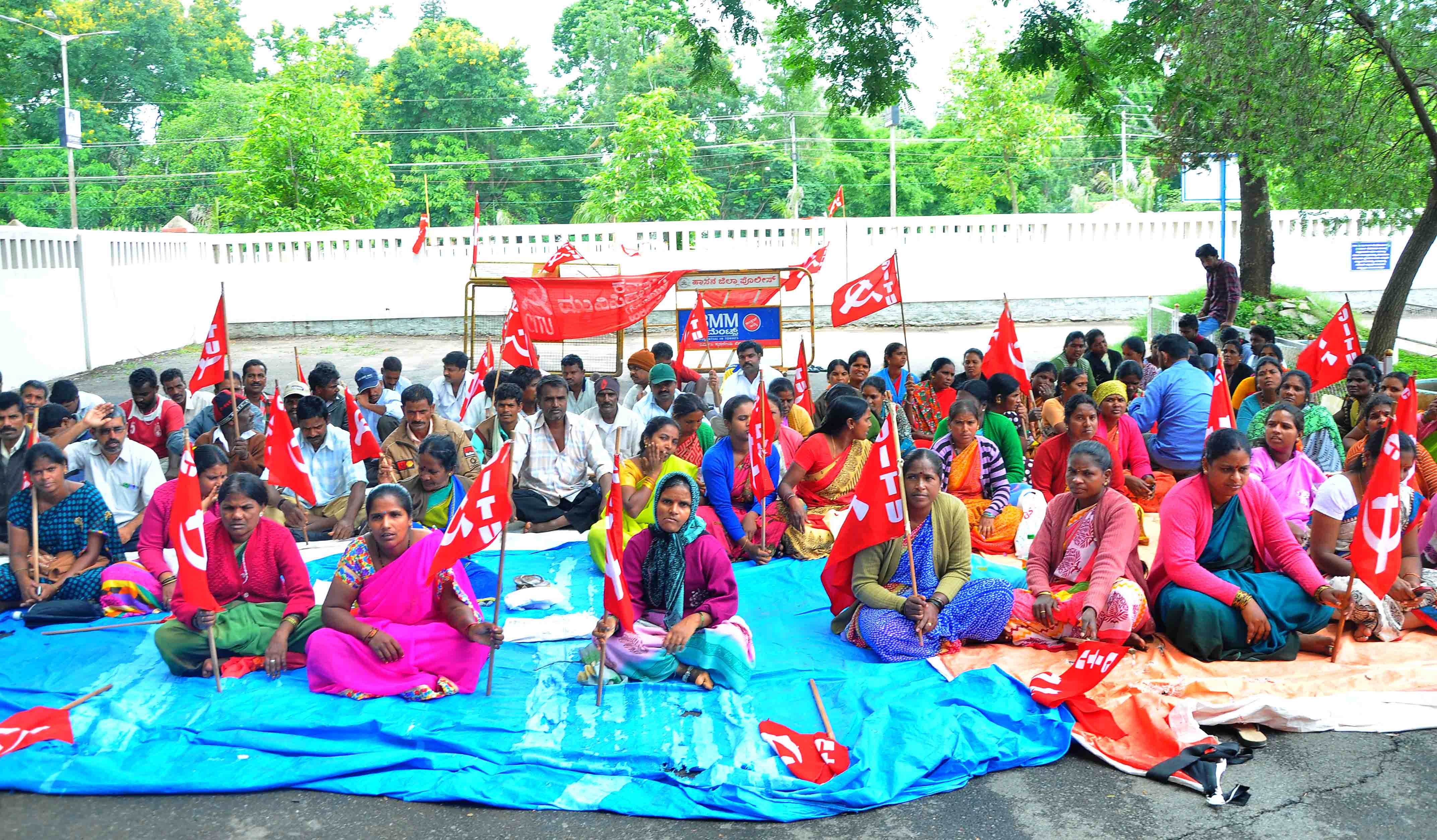 2ನೇ ದಿನವೂ ಮುಂದುವರೆದ ಹೊರಗುತ್ತಿಗೆ ಪೌರ ಕಾರ್ಮಿಕರ ಅನಿರ್ಧಿಷ್ಟವಧಿ ಧರಣಿ ಆಗ್ರಹಿಸಿ